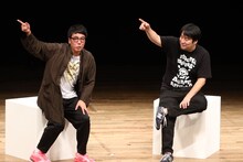 （左から）おぎやはぎ小木、佐久間P。この日、本多劇場がある東京・下北沢には小木の家族や相方・矢作もさまざまな用事のためにいたという。