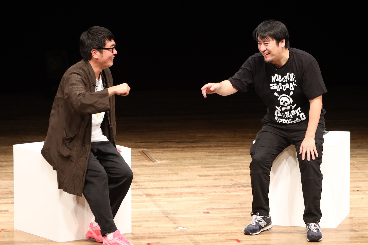 「佐久間宣行のオールナイトニッポン0（ZERO） リスナー感謝祭2019～sailing day～」に出演した、テレビ東京の佐久間宣行プロデューサー（右）と、シークレットゲストのおぎやはぎ小木（左）。