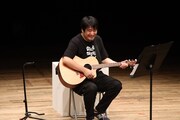 ギター弾き語りに挑む佐久間P。練習でできた指の豆を2回つぶした。