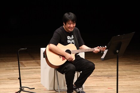 ギター弾き語りに挑む佐久間P。練習でできた指の豆を2回つぶした。