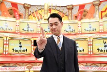 「クイズ！オンリー1」MCのバナナマン設楽。(c)TBS