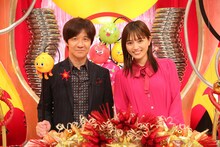 左から内村光良、川口春奈。(c)フジテレビ