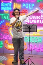 「へーこき左衛門ぷぅの介」を歌唱するエレキコミックやつい。