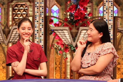 （左から）新木優子、ガンバレルーヤよしこ。(c)フジテレビ
