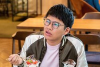 第1話にゲスト出演し、新木優子の元カレを演じるミキ亜生。(c)フジテレビ