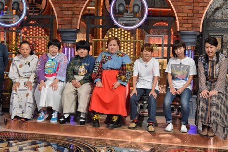 左からいとうあさこ、森三中・大島、おかずクラブ、Aマッソ、横澤夏子。(c)読売テレビ