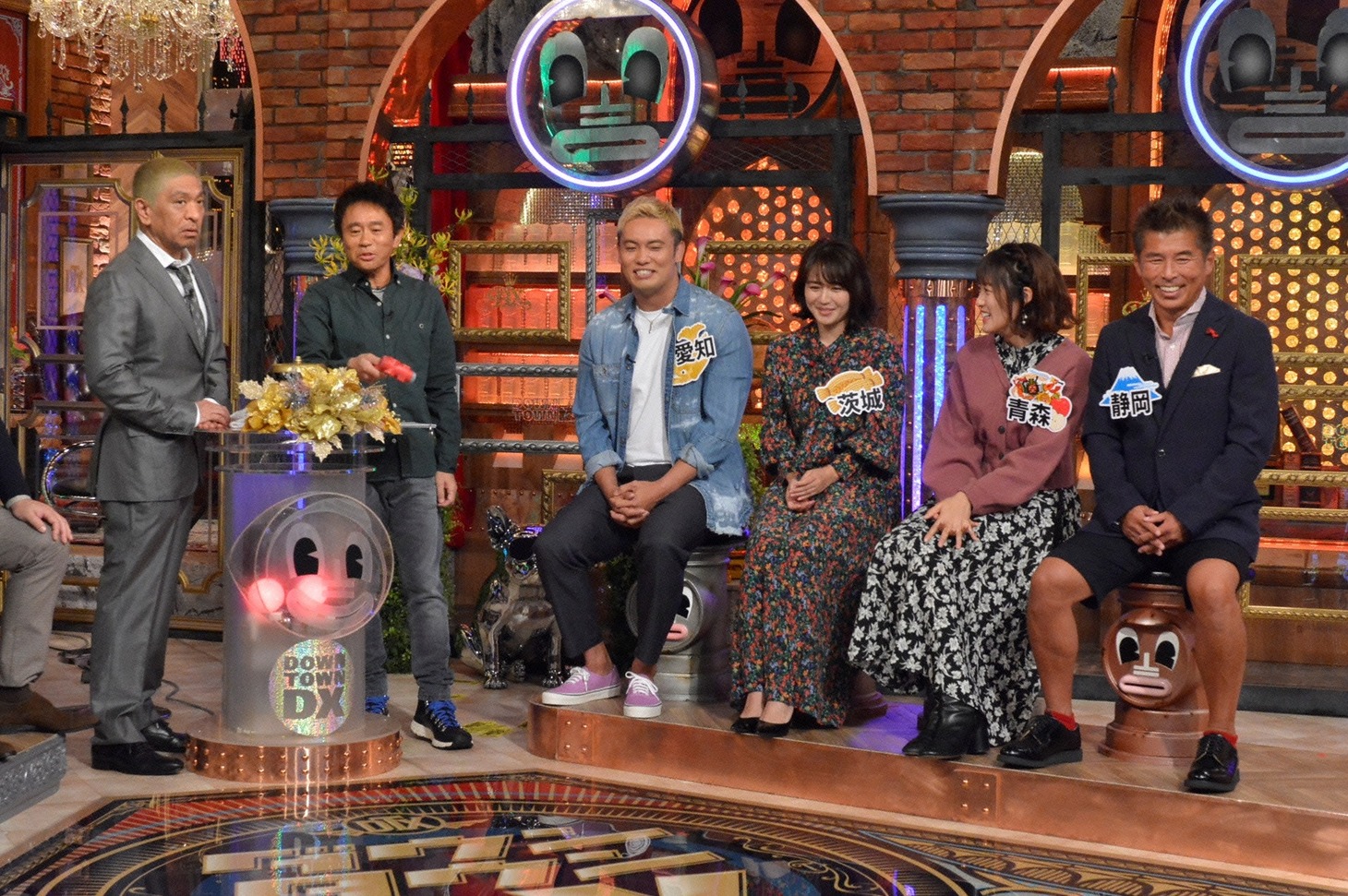 左からダウンタウン、オカダ・カズチカ、磯山さやか、王林、勝俣州和。(c)読売テレビ