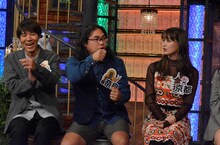 左からロッチ、トラウデン直美。(c)読売テレビ