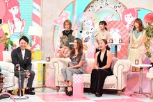 スタジオ出演する女性陣と有吉弘行（左）。(c)TBS
