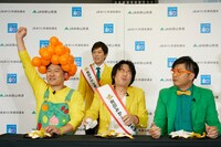 「有田むき選手権」で勝利したフルーツおじさんとっしー（左。）