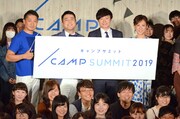 学生たちと写真を撮る（左から）佐藤裕氏、和牛、高橋真麻。