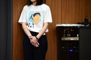 スタッフは「人間」Tシャツを着用。