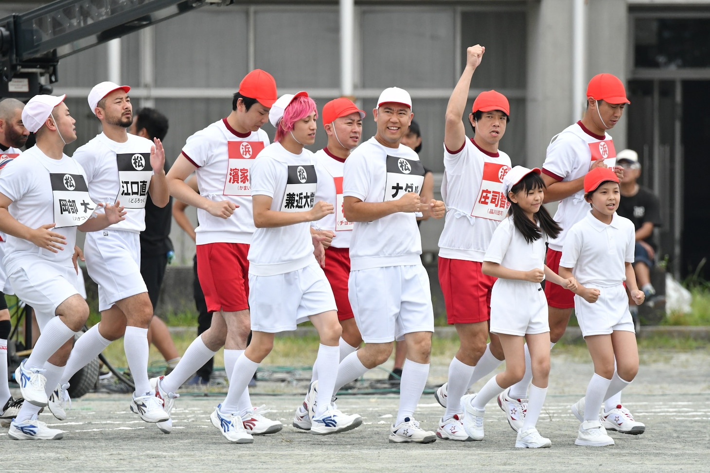 入場する芸人たち。(c)TBS