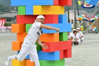 「巨大ジェンガ」でのダウンタウン松本。(c)TBS