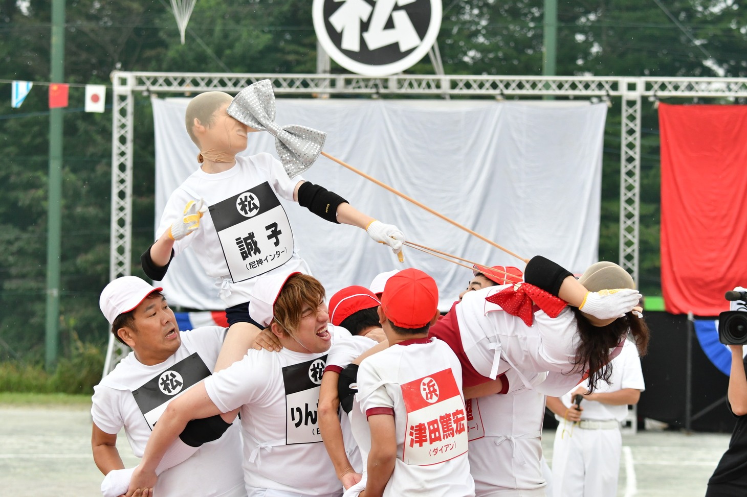 「パンスト脱がし騎馬戦」(c)TBS