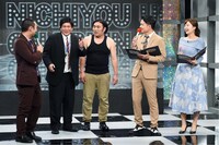 ビスケットブラザーズと進行役の千鳥ら。