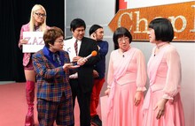 阿佐ヶ谷姉妹にインタビューするハリセンボン春菜（左）。