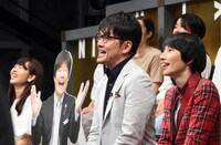 ネタを鑑賞するMC陣。