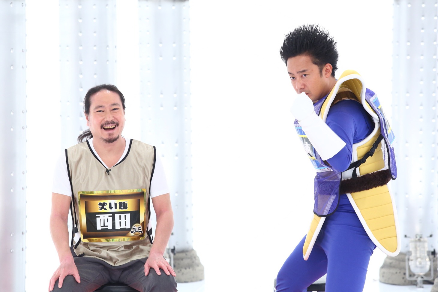 番組初の100勝を達成し、1人だけ色が違うビブスを着る笑い飯・西田（左）と、R藤本（右）。(c)関西テレビ