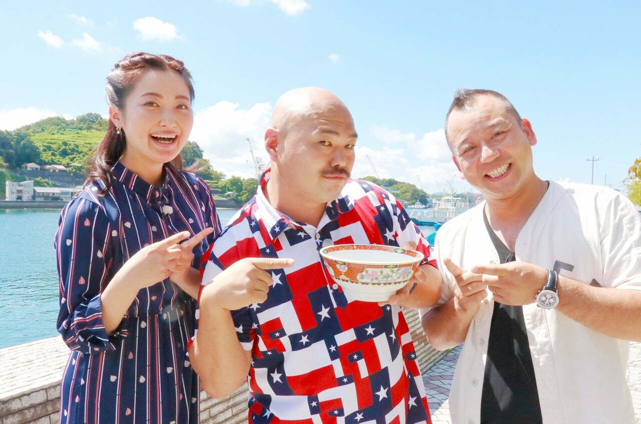 左から西口真央アナウンサー、安田大サーカス・クロちゃん、バイきんぐ西村。(c)広島テレビ