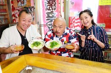 左からバイきんぐ西村、安田大サーカス・クロちゃん、西口真央アナウンサー。(c)広島テレビ