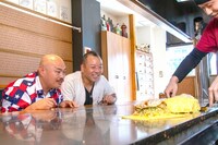 「食べた麺の長さで勝負！ ご当地麺バトル」のワンシーン。(c)広島テレビ