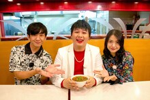 左からパンサー向井、Mr.シャチホコ、北原里英。(c)広島テレビ