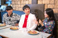 左からパンサー向井、Mr.シャチホコ、北原里英。(c)広島テレビ