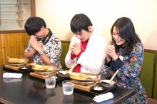 左からパンサー向井、Mr.シャチホコ、北原里英。(c)広島テレビ