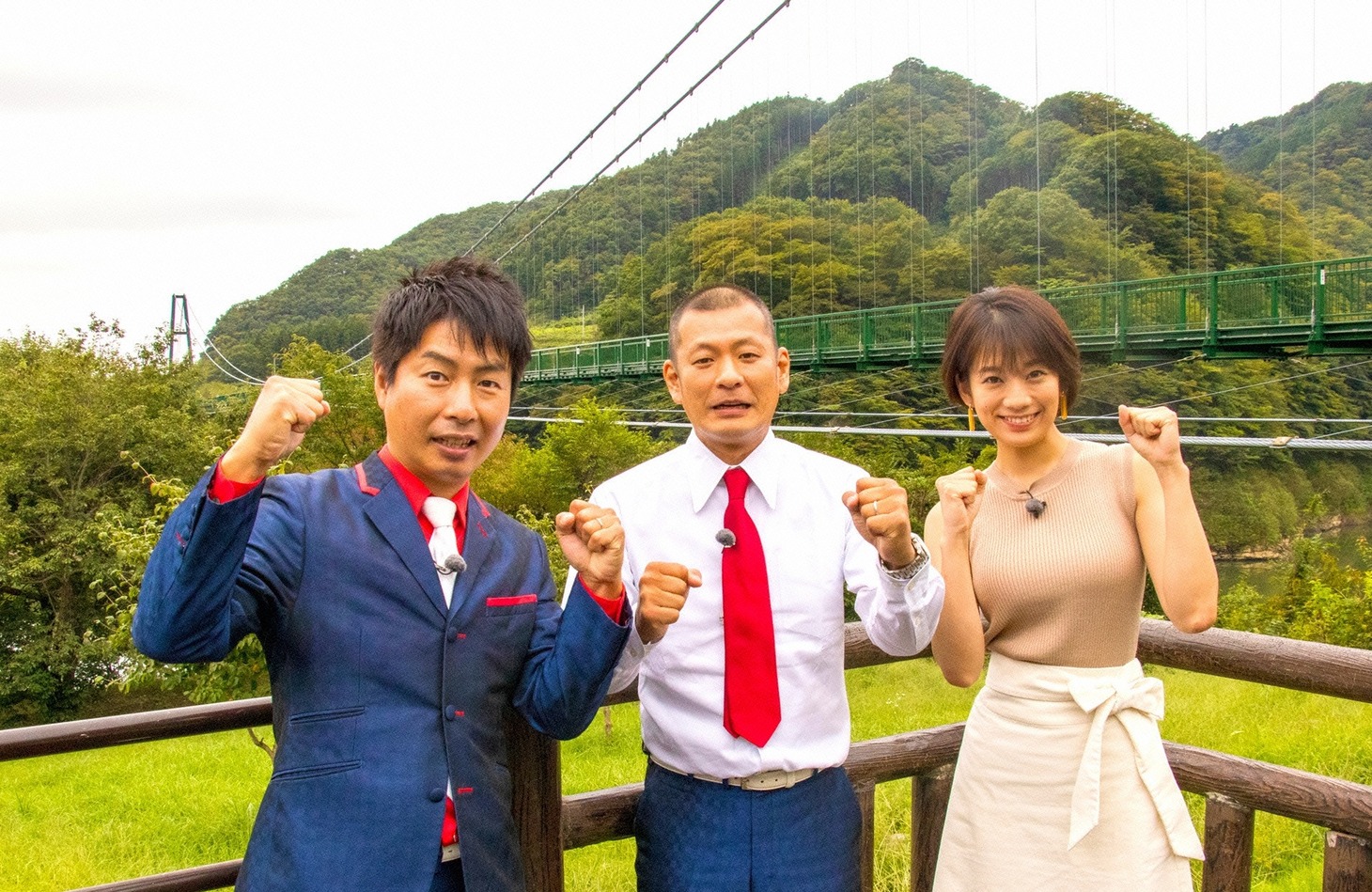 左からU字工事、佐藤美希。(c)広島テレビ