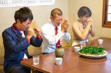 左からU字工事、佐藤美希。(c)広島テレビ