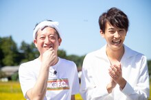 左からサバンナ高橋、杉野遥亮。(c)日本テレビ