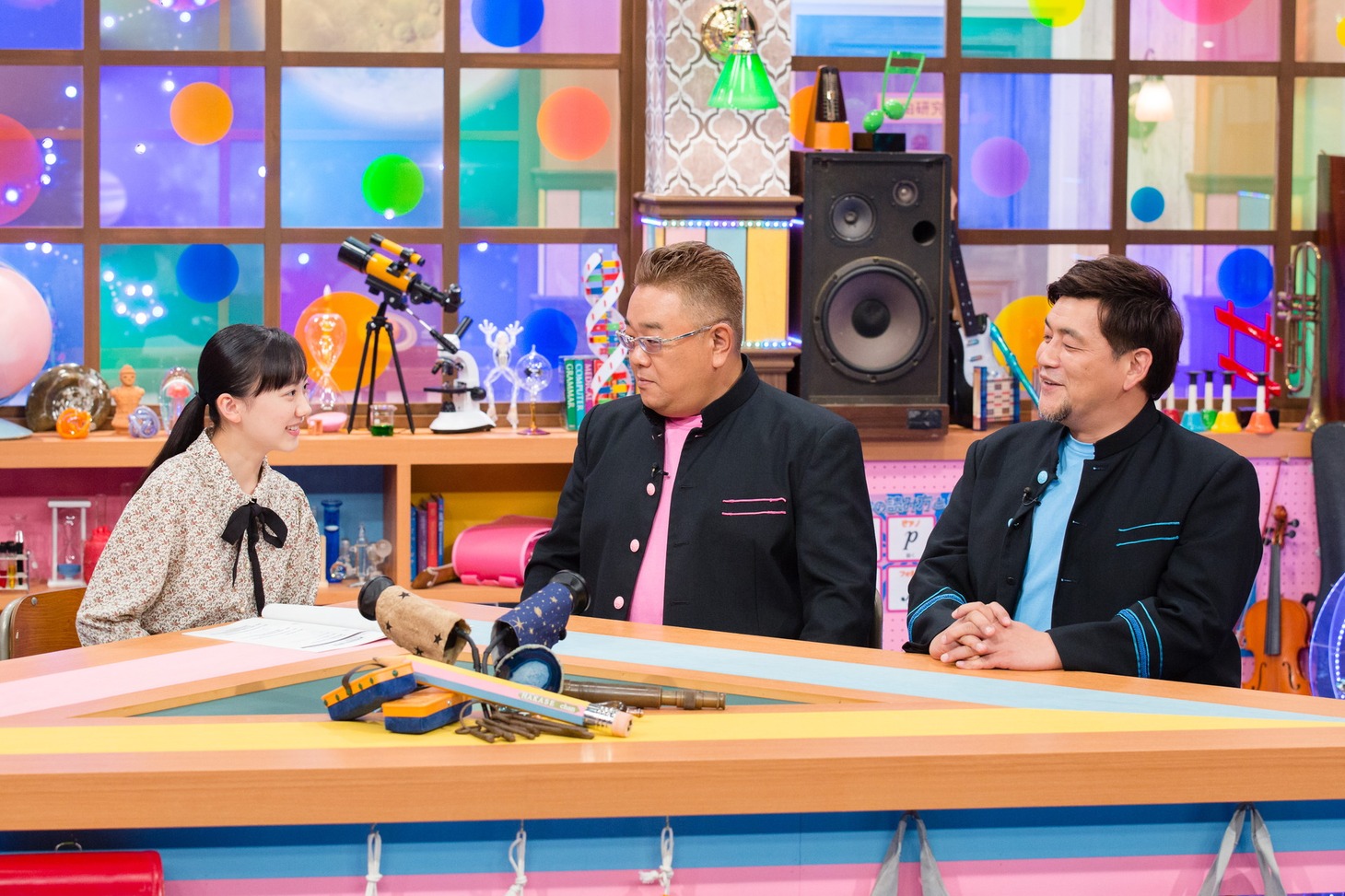 「サンドウィッチマン＆芦田愛菜の博士ちゃん」に出演する（左から）芦田愛菜、サンドウィッチマン。(c)テレビ朝日