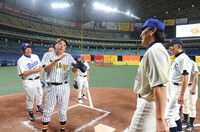 野球対決のワンシーン。(c)テレビ朝日