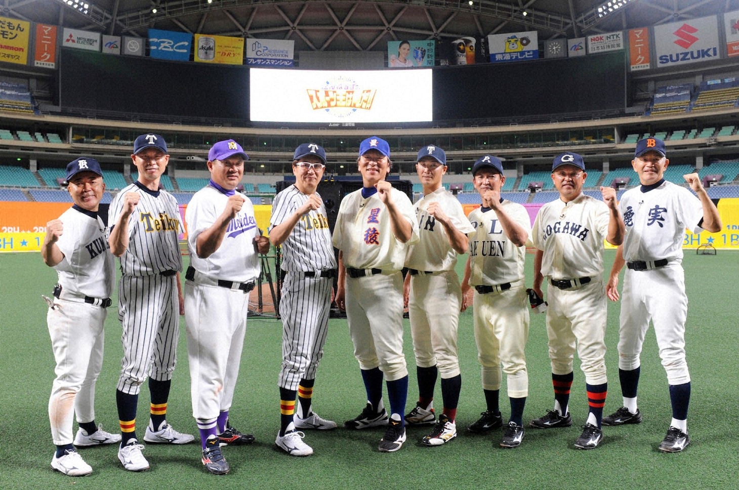 「とんねるずのスポーツ王は俺だ!!」の野球対決の出演者たち。(c)テレビ朝日