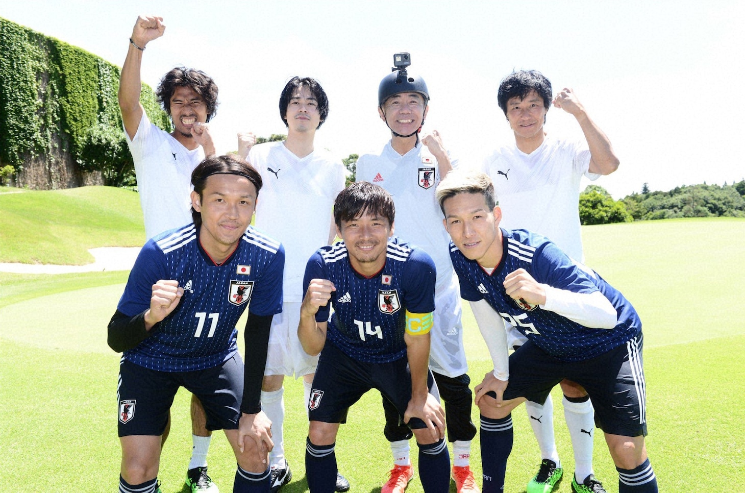 「とんねるずのスポーツ王は俺だ!!」のサッカー対決の出演者たち。(c)テレビ朝日