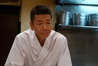 居酒屋店主・ヤスを演じるくりぃむしちゅー上田。