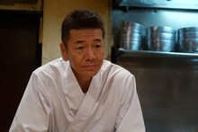 居酒屋店主・ヤスを演じるくりぃむしちゅー上田。