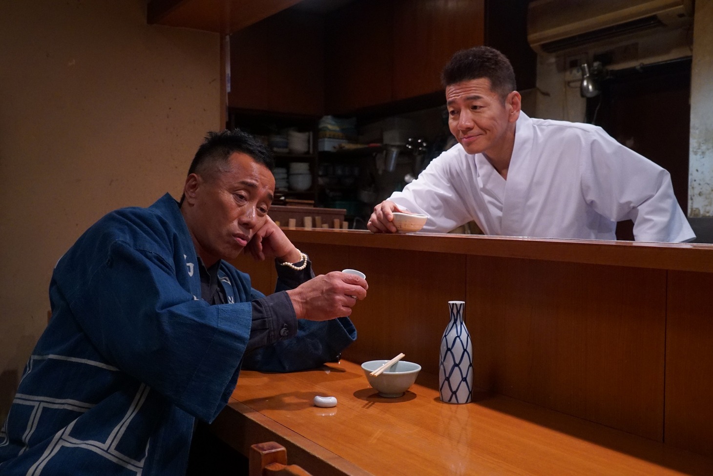 長渕剛（左）とくりぃむしちゅー上田（右）の共演シーン。