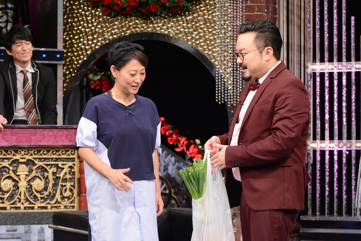 左から友近、休日課長。(c)日本テレビ