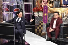 左から有吉弘行、休日課長。(c)日本テレビ