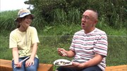 松村邦洋（右）の相席旅の様子。(c)ABCテレビ