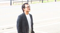 吉田鋼太郎に扮する神奈月。(c)ABCテレビ