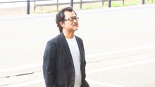 吉田鋼太郎に扮する神奈月。(c)ABCテレビ