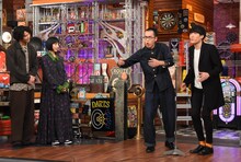 左から賀来賢人、夏帆、新作のハーモニカ。(c)日本テレビ