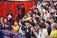 スタジオに集まった芸人たち。(c)MBS
