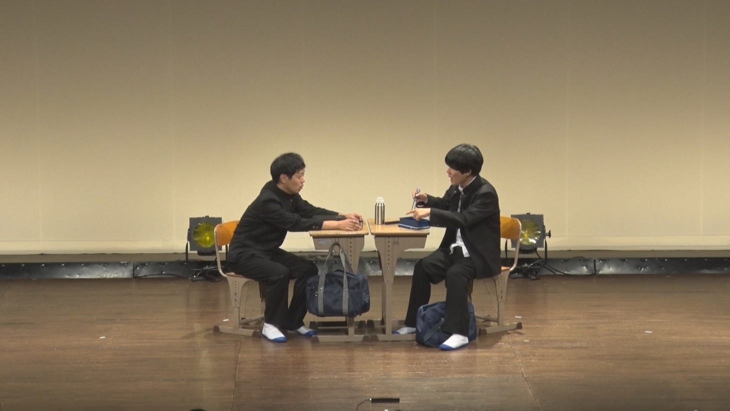 DVD「うしろシティ単独ライブ『人生に、エクスカリバーを。』」のワンシーン。