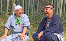 「春風亭昇太の少年時代工房」で、巨大流しそうめん作りに挑戦する（左から）春風亭昇太、林家たい平。(c)BS朝日