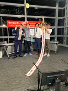 ギネス世界記録の公式認定証を受け取った(左から)マシンガンズ、ハマカーン。