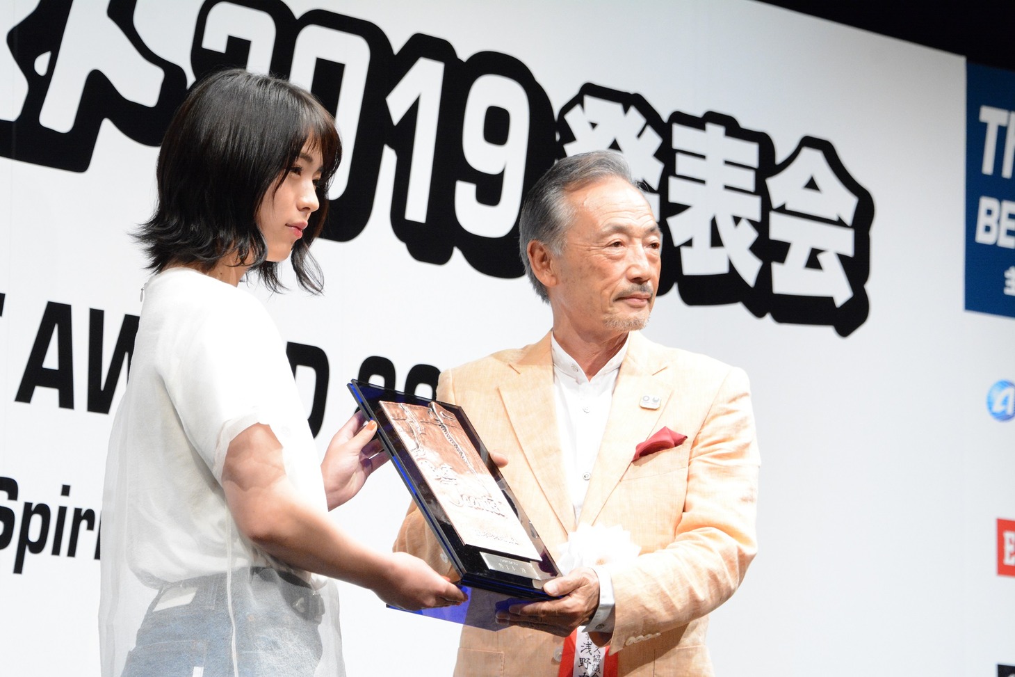 盾を受け取る井手上漠（左）。
